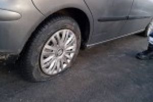 GALERIE FOTO: O braileaca si-a facut praf masina intr-o groapa din oras