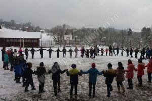 La Bezdead, elevii şi profesorii au jucat Hora Unirii