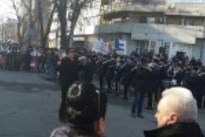 VIDEO / GALERIE FOTO: Brailenii au incins Hora Unirii de la intersectia Caii Calarasilor cu Bulevardul Cuza