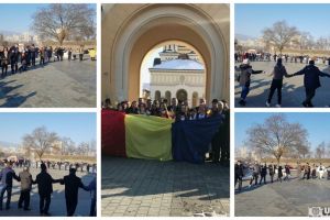 FOTO, VIDEO. Zeci de membri ALDE Alba, o parte îmbrăcaţi în costume populare şi cu însemne tricolore, s-au prins în Hora Unirii, de Ziua Principatelor