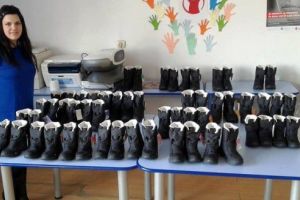 Știaţi că sunt copii care nu au avut niciodată cizme noi?