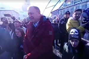 VIDEO- Primarul din Cisnădie a ieşit în mijlocul protestatarilor. I-a luat peste picior şi discuţiile au degenerat