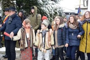 Studenţii poartă Flacăra Centenarului