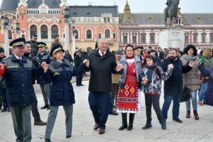 Politicienii s-au prins în Hora Unirii cu orădenii, să arate că sunt cu poporul din Piaţa Unirii „la nevoi şi la durere”