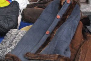 Un cojocar de 88 de ani a lucrat ieri o căciulă de astrahan