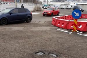 Ne rupem maşinile în gropile din carosabil