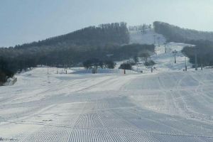 Pregătiri pentru deschiderea Pârtiei Cocoş. Primăria Bistriţa promite 1.300 m cu zăpadă perfectă