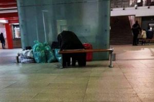 CAZ CUMPLIT! O bătrână a fost abandonată în gară de propria familie: „De o lună îi aşteaptă. Nu s-au mai întors”