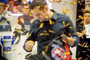 Un tânăr din Alba Iulia a câştigat titlul de campion al Italiei la prepararea specialităţilor pe bază de cafea şi participă la finala mondială din Brazilia