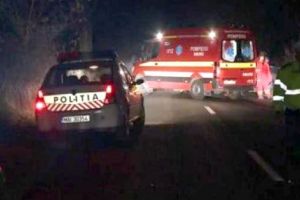 Băut şi fără permis, a intrat cu maşina sub camion