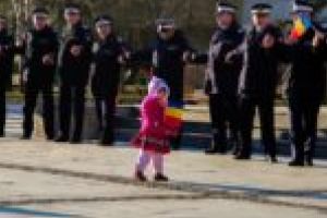 Horă cu epoleţi în Centrul Civic al Reşiţei [FOTO]