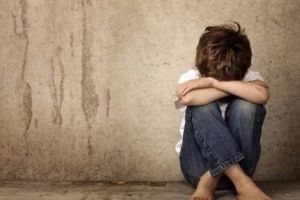 NOU CAZ DE VIOL REVOLTĂTOR! Minor VIOLAT în toaleta unei şcoli abandonate. Agresorii au înregistrat totul