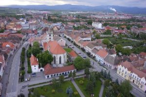 Într-un oraş din Alba, clădirile şi terenurile neîngrijite, aflate în intravilan, supraimpozitate cu până la 500% din 2018!