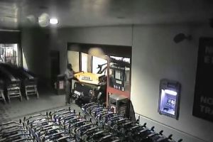 Imagini incredibile din timpul atacurilor date de hotii de aparate pay-point. Cum au actionat suspectii (galerie foto)