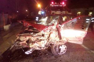 Și vitezoman, şi fără permis: Un bărbat de 41 de ani a murit, după ce a intrat cu maşina într-un cap de pod