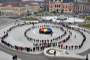 La invitaţia studenţilor, aproximativ 200 de orădeni au „desenat” în Piaţa Unirii o hartă a României cu trupurile lor (FOTO/VIDEO)
