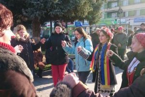 Mica Unire, sărbătorită la Deva. Puţinii politicieni prezenţi au dat mână cu mână cu oamenii. Pentru câteva minute