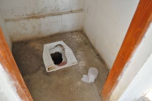 Câte şcoli din Bistriţa-Năsăud au grupul sanitar în curte