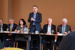 F.S.E ”Spiru Haret”: ”În numele generaţiilor de copii şi tineri care ar trebui să beneficieze de un sistem educaţional normal, STOPAŢI comasările şi desfiinţările de şcoli, clase şi grupe şi, implicit, disponibilizările de personal!”