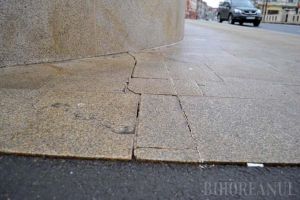 Crapă podul! Au apărut fisuri în dalele de granit montate pe Podul Ladislau! (FOTO)