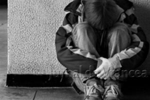 Adolescenţi în arest pentru pornografie infantilă! Au VIOLAT un băiat de 12 ani şi au pus imaginile pe internet