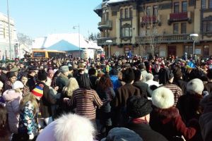 Sute de braşoveni s-au prins în Hora Unirii