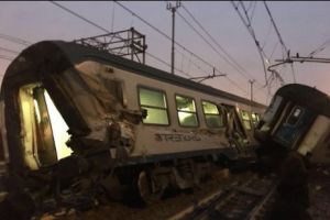 ACCIDENT ORIBIL de TREN! Cel puţin doi morţi şi peste 100 de răniţi în ITALIA! Trenul spre MILANO a DERAIAT - VIDEO