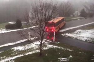 Momentul in care un autobuz plin cu elevi o ia la vale pe gheaţă