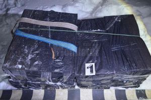 Doi tineri, depistaţi cu 4.000 de pachete de ţigări la graniţă