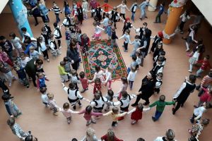 Preşcolarii şi şcolarii de la Școala Primară “Sfântul Ioan cel Nou de la Suceava” au ...