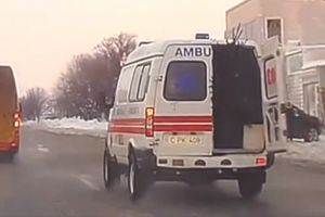 Ambulanţă surprinsă în timp ce transporta un brad! Explicaţia şoferului