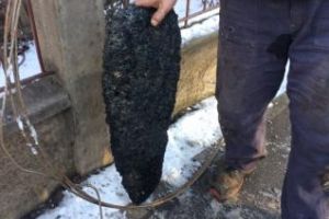 În Floreşti, un ”binevoitor” a turnat beton în canalizare - FOTO