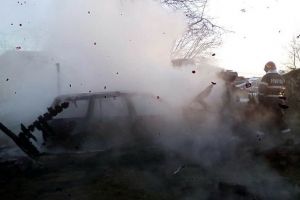 Maşină făcută scrum, într-un garaj cuprins de flăcări (FOTO)