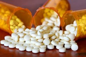 Percheziţii în BN: Trafic de medicamente cu regim special cu complicitatea unor farmacişti