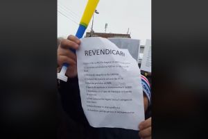 Proteste la ArcelorMittal. Peste 400 de oameni forţează intrarea în combinat