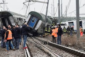 Italia. Cel puţin doi morţi şi peste o sută de răniţi, după ce un tren a deraiat în apropiere de Milano