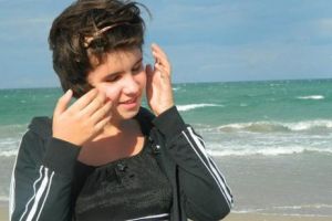 FAPTE BUNE. Fata oarbă, călăuză pe un drum strâmb