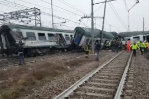 Tragedie în Italia: Mai mulţi morţi şi peste 100 de răniţi, după ce un tren a deraiat. Printre victime ar fi şi români / VIDEO