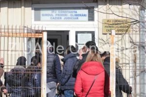 Aglomeratie la ghiseele unde se elibereaza cazierul judiciar (galerie foto)