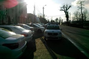 Politistii locali recidiveaza: au fost prinsi din nou dupa ce au parcat ilegal in fata institutiei