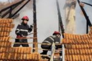 Bărbat din Oţelu Roşu, preluat de elicopterul SMURD. Are arsuri pe aproape jumătate din corp după ce a încercat să stingă un incendiu