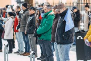 Protestatarii ”Vă Vedem din Sibiu” neagă că ar fi băgat scobitori în broasca uşii PSD Sibiu