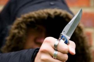 Clujul nu mai e sigur? Un adolescent de 15 ani a fost ameninţat cu cuţitul în staţia de autobuz pentru 5 lei