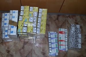 Poliţiştii au descins în pieţele orădene: Au fost confiscate ţigări de contrabandă şi cosmetice fără acte