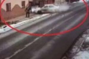 VIDEO: Un sofer de 21 de ani a pierdut controlul volanului si a omorat un barbat care circula pe trotuar