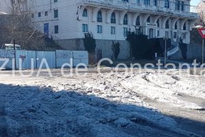 Atentie soferi. De aproape o saptamana nu a mai nins la Constanta, dar in Portul Tomis drumul este acoperit cu zapada (fotoreportaj)