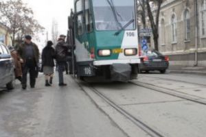 Accident stupid in zona Halelor Centrale. Un barbat s-a impiedicat si s-a lovit de un tramvai aflat in mers