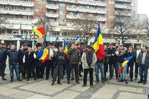FOTO&VIDEO. Protest la Consiliul Judeţean. Trecem la Maramureş dacă nu ne faceţi drumul!