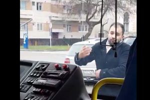 VIDEO. Autobuz blocat de un neamţ. S-a pus în faţă şi nu s-a mai mişcat