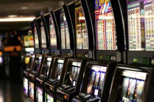 Păcănelele, cel mai mare VICIU în rândul tinerilor. Cum pot fi PĂCĂLITE aparatele